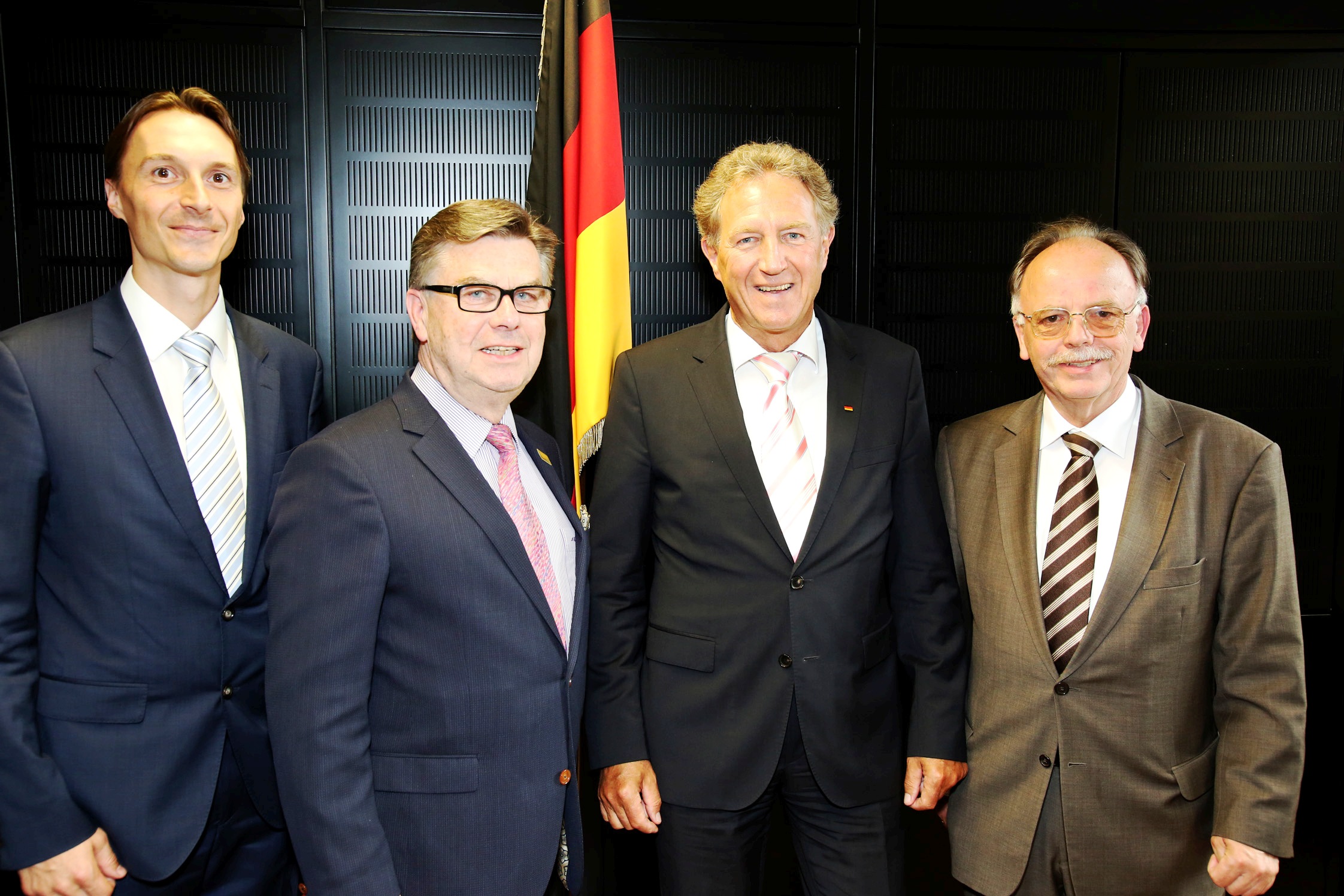 Der BGL-Präsident Adalbert Wandt (2.v.li.), das Geschäftsführende Präsidialmitglied Prof. Dr. Karlheinz Schmidt (re.) und BGL-Hauptstadtrepräsentant Jens Pawlowski (li.) im Gespräch mit dem Parlamentarischen Staatssekretär beim BMVI Norbert Barthle.